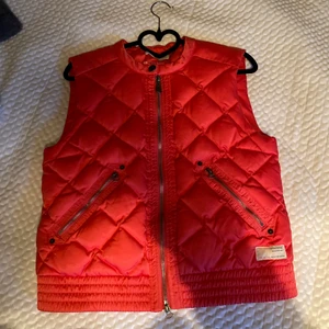 Dunväst - Superfin rosa Odd Molly väst i storlek 34 i ett mycket fint skick! Endast använd fåtal ggr 💕