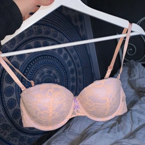 Supersöt BH - En superfin BH i pastellfärger, lila med rosa spets. Ingen push up. Dubbelt spänne. Bra skick ⭐️köpare står för frakt⭐️