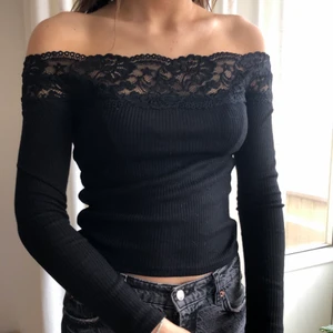 Offshoulder tröja - Svart offshoulder med långa ärmar. Spetsdetaljer, storlek S.