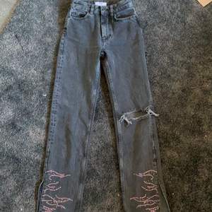 Super fina hello kitty jeans som tyvärr är försmå i midjan på mig! Dom sitter bra i längden och jag är 160cm! Helt oandvända köpt av en annan tjej som inte heller andvänt dem! 💗✨stlk 32 som xs🔮 kan tänka mig sänka priset så skriv för frågor