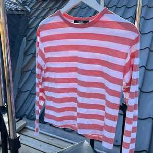 Randig tröja - Långärmad tröja från Bik Bok i storlek XS. Passar för mig som är i S (ibland M), så sitter antagligen mer slappt för en i XS! Möts upp i Ljungby eller fraktar för 51 kr (endast spårbart) 