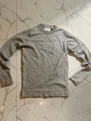 Stickad Tröja - Linbergh stickad tröja i grått, storlek XS. Klassisk och stilren modell som passar till det mesta. Mycket fint skick. Skriv vid frågor.