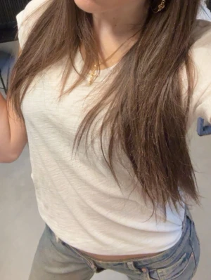 Vit basic t-shirt i bomull -  vit t-shirt med rund hals och korta ärmar. Tillverkad i mjuk bomull och har en normal passform. Köpt för 400. Använt fåtal gånger 