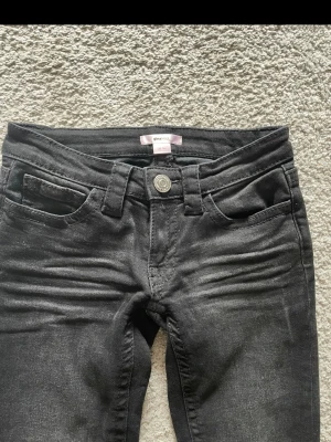 Lågmidjade svarta bootcut jeans - SKICKA PRISFÖRSLAG💞Helt nyskick från Gina Tricot, säljer för att dem inte passar💞innerbenslängd 80cm, midja tvärs över ca 34cm, grenhöjd 16cm💞Alla stenar på bakfickan sitter kvar💞 Mörkare/svartare i verkligheten än på bilden💞Kom privat för mer bilder eller frågor