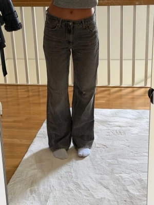Grå raka jeans  - Säljer ett par grå jeans med rak passform, baggy