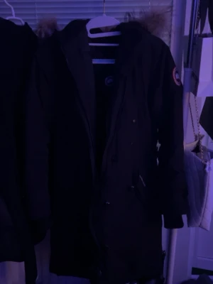  Canada Goose - Viktigt! Jackans båda fickor, inuti och utanpå är smått trasiga, dragkedjan funkar inte som den ska. 