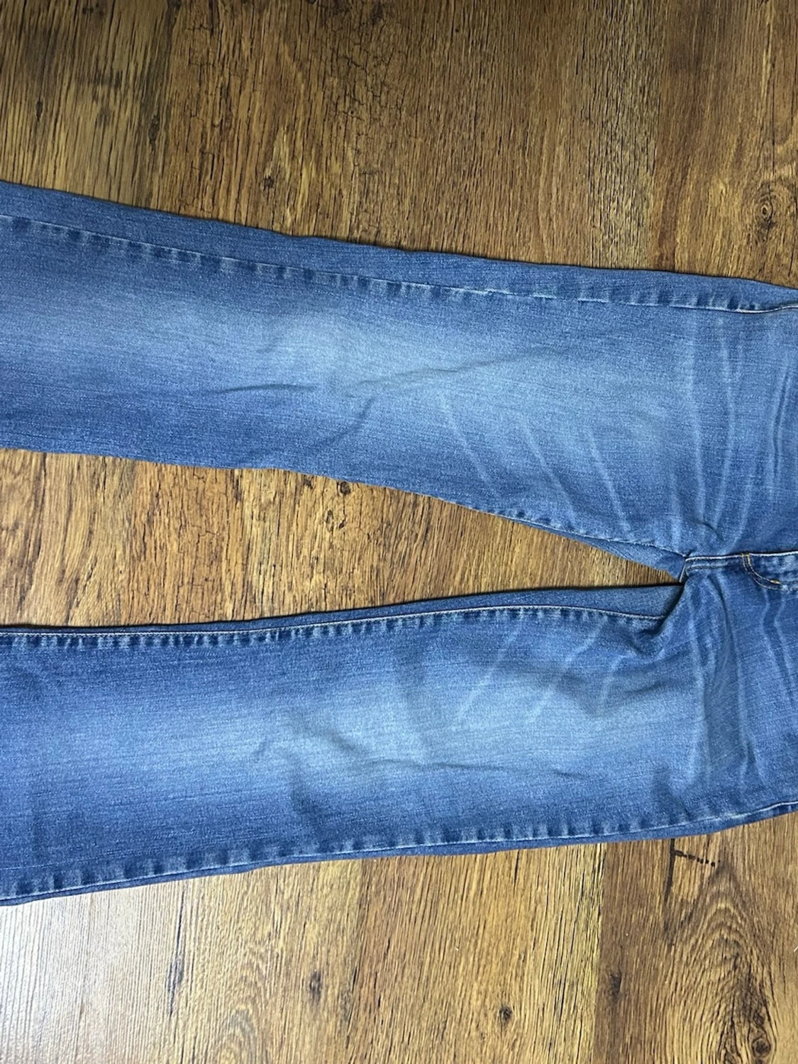 Blå raka jeans med tvättade detaljer