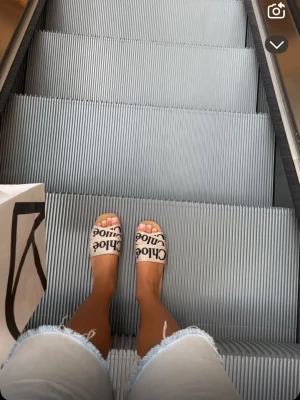 Chloe tofflor - Storlek 37. Sista bilden ser dom gråa ut pga smuts men detta stämmer inte utan modellen är så.