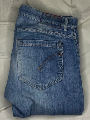 Dondup George Jeans – Slim Fit – W33 men sydda till W31-32 – Premium Denim - Säljer ett par Dondup George jeans i klassisk blå tvätt. Slim fit modell med stretch som sitter snyggt och modernt.  Storlek: W33 men sydda till w31-32 Passform: Slim fit  Bra skick och mycket bekväma. Perfekta till både vardag och mer uppklädd stil.  Skriv gärna om du vill ha fler bilder eller mått.  Pris kan diskuteras vid snabb affär.
