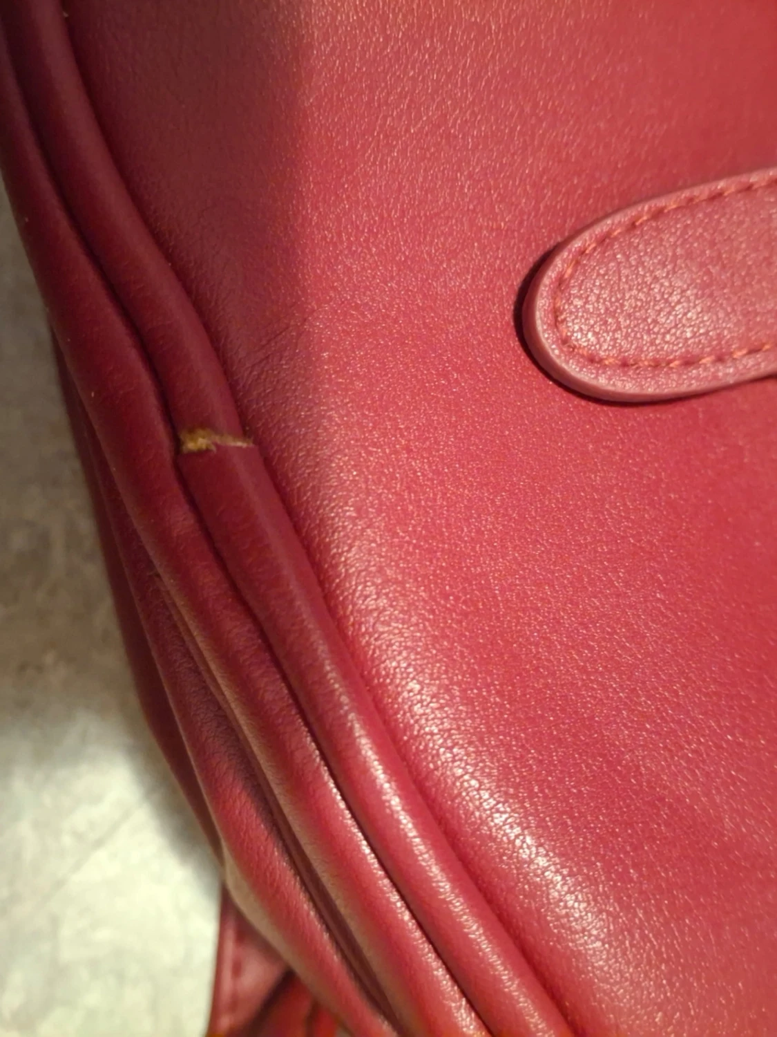 Mörkröd axelväska i skinnimitation - 5