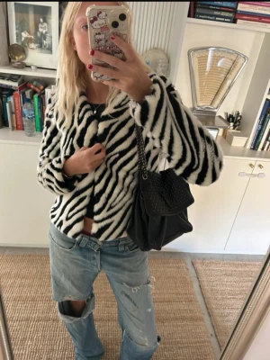 Zebra mönstrad jacka från H&M - Oanvänd jacka i storlek S