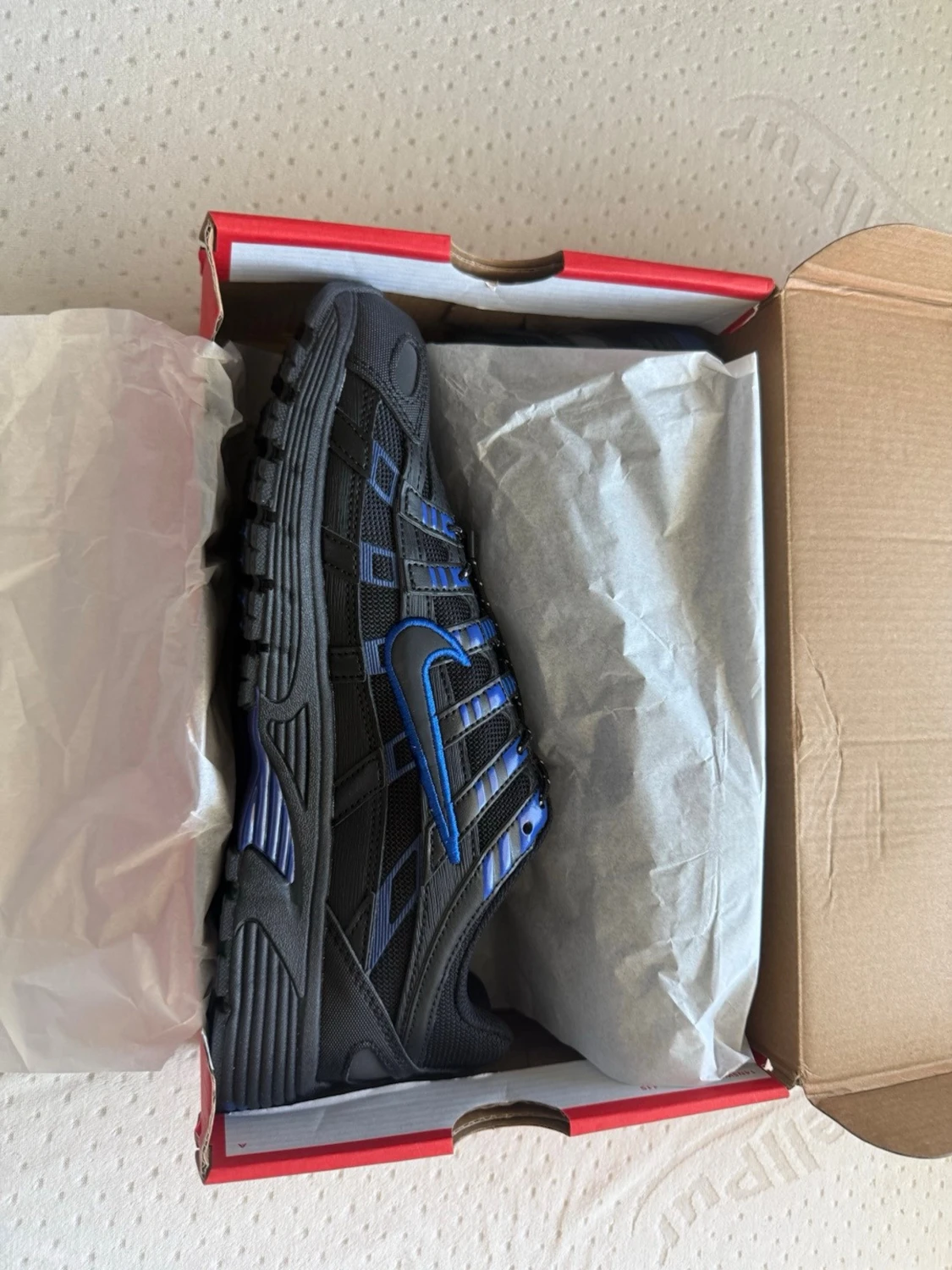Nike svarta sneakers med blå detaljer
