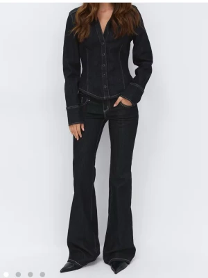 Bootcut jeans - Ett par mörkblåa bootcut jeans med vita sömmar från Gina!!! Super snygga och coola men kommer inte till användning, bra skick och inga defekter!