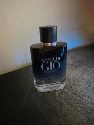 Acqua di gio profondo parfum 100 ml - Hej säljer en fin doft från Armani som är perfekt nu tlll sommaren nypris ligger på 1000-1500 mitt pris är 750 hör av er vid frågor eller funderingar!