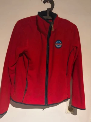 Fleecetröja ifrån mountainhorse  - Fint skick använd lite då och då obs! Lite nopprig på insidan 