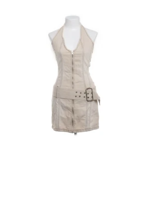 Beige kort klänning med bälte - Snygg beige kort klänning med halterneck, dragkedja framtill och brett bälte i midjan. Klänningen har en figurnära passform och är perfekt för dig som vill ha en trendig och edgy look. Materialet känns som bomull och ger en avslappnad men cool vibe.
