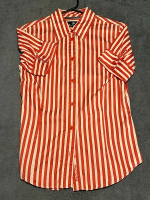 Ben Sherman Shirt – Red Stripe – Retro / Mod Style – Size S - Klassisk skjorta från Ben Sherman i röd/vit randig design.  Tydlig retro / mod vibe – perfekt statement piece.  Detaljer • Ben Sherman • Röd/vit randig • Kortärmad • Storlek S  📦 Snabb frakt 💬 Hör av dig vid frågor