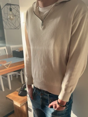Zara half zip - Stilren beige tröja från Zara.Passar till jeans eller chinos för en avslappnad men snygg stil. 
