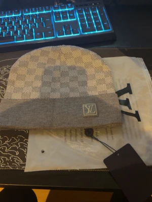 Vuitton mössa - En Vuitton mössa i grå färg helt oanvänd 