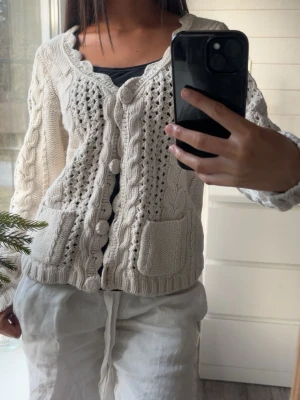 Kofta - En supersnygg kofta med fickor🍋🌊🤍