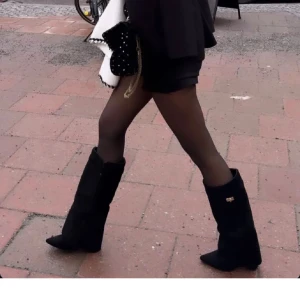 boots  - Säljer ett par svarta boots med spetsig tå och klack. Snyggt minimalistisk design med en liten gulddetalj på sidan. Perfekta till höstens och vinterns outfits, och de har en cool siluett som sticker ut.