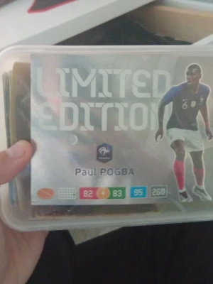 Samlings kort - Säljer en blandad samling spelkort och samlarkort i en genomskinlig plastask. Innehåller bland annat ett Limited Edition Paul Pogba fotbollskort och Yu-Gi-Oh!-kortet Hidden Armory m.m plus Massa Pokemon kort Perfekt för dig som gillar att samla eller spela med kort.