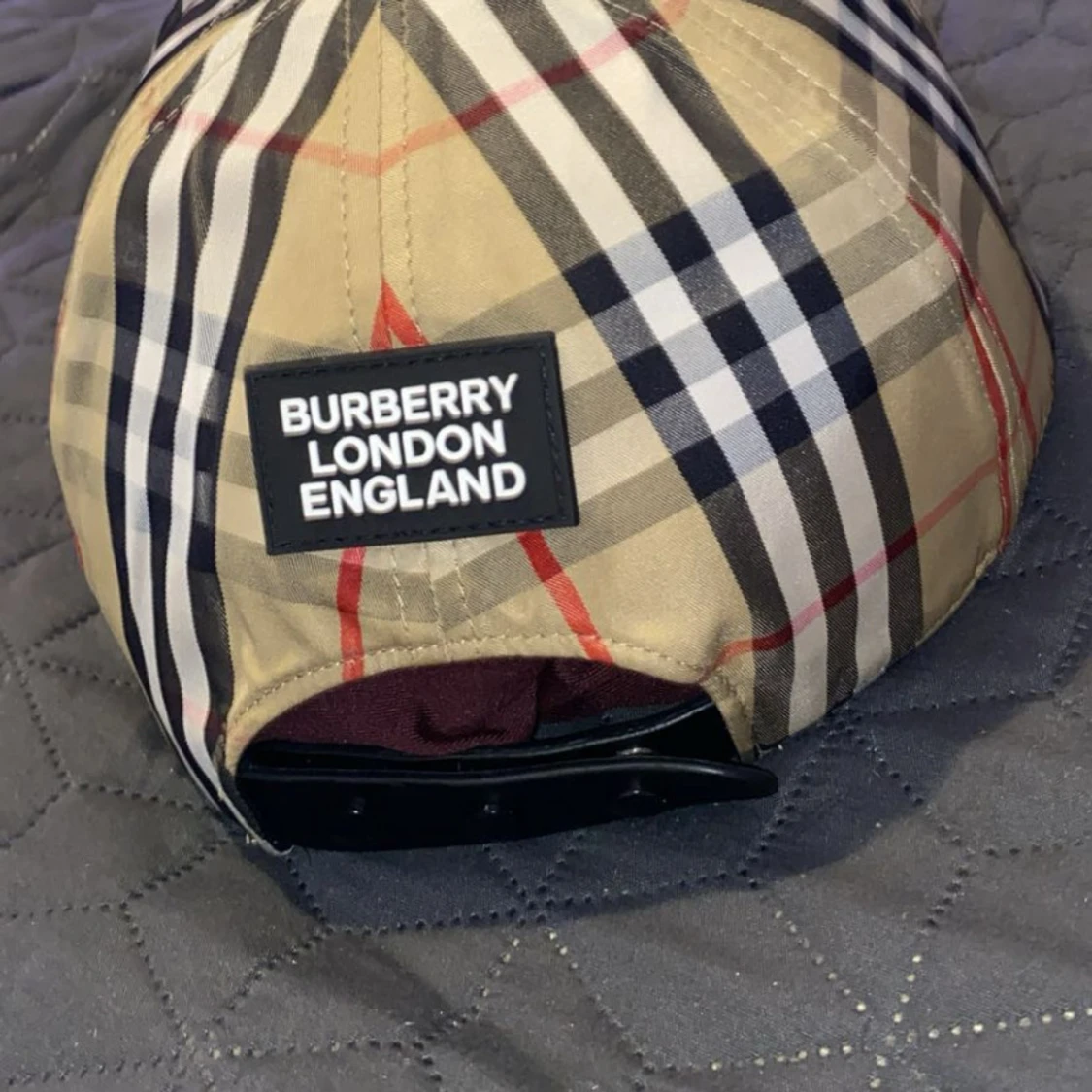 Burberry rutig keps i beige och svart - 3