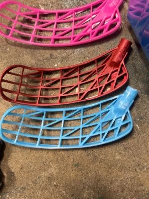 Innebandyblad i plast, 3 färger - 3 unihoc Unilite blad alla i PP plast. Köps separat så skriv till mig om ni är intresserade. Vill ni köpa alla så är det 850kr