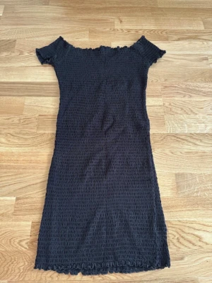 Klänning Gina tricot stl S - Ribbad off shoulder klänning från Gina Tricot i storlek S.  I fint skick.
