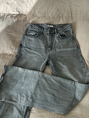 Grå raka jeans från Gina - Snygga grå jeans från Gina i rak modell med hög midja. 