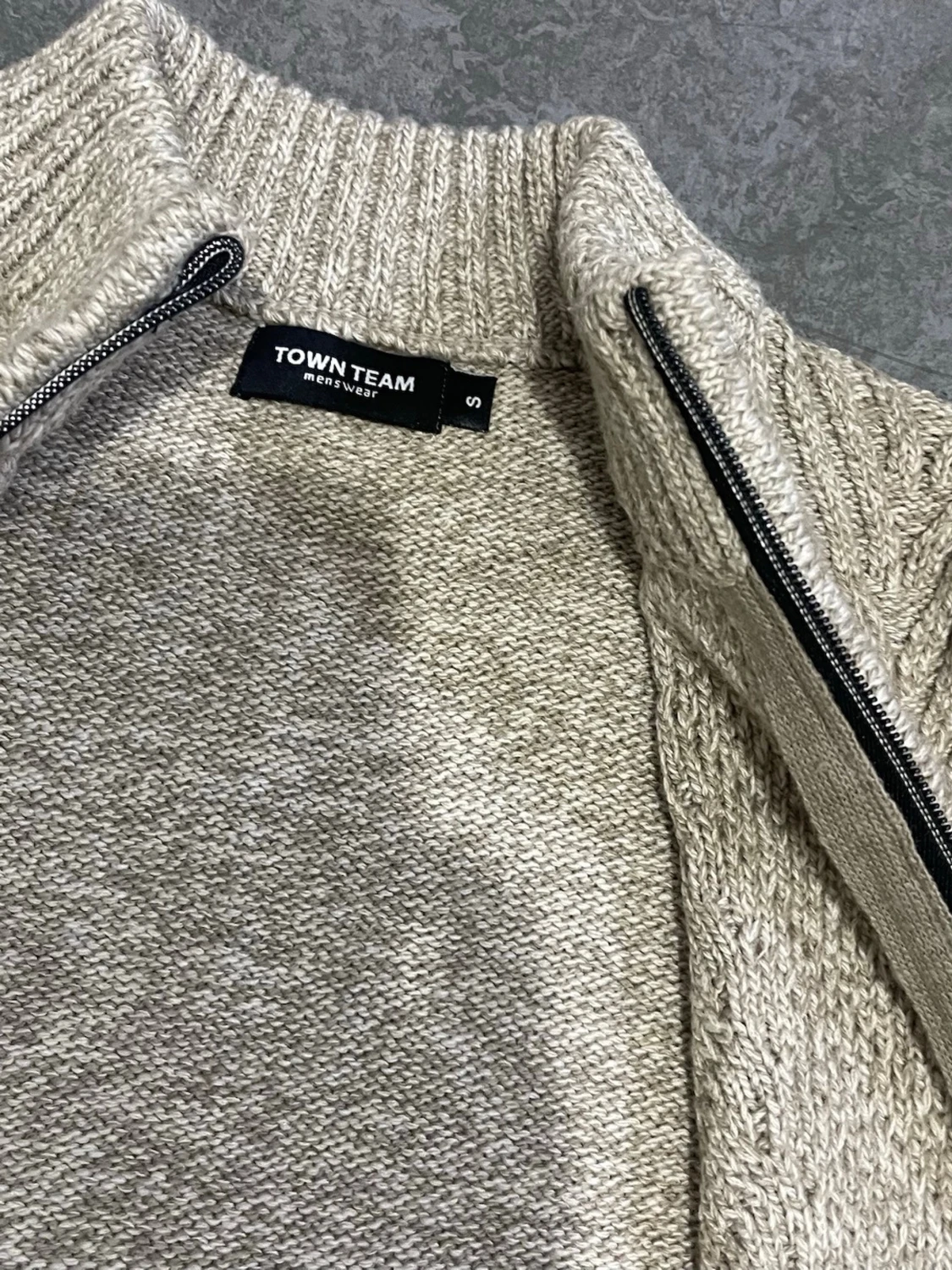 Beige stickad kofta med dragkedja - 2