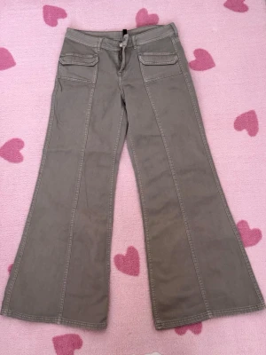 Vida gråa jeans med fickor - H&M - Snygga gråa jeansbyxor med vida ben och dekorativa sömmar och fickor framtill 💓Helt nya, oanvända pga. för stor storlek