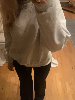 Grå basic sweatshirt i bomull - Enkel och stilren grå sweatshirt med rund hals och långa ärmar. Perfekt för en chill och avslappnad look. Tröjan har ribbade muddar vid ärmslut och nederkant. Passar dig som gillar minimalistisk stil.