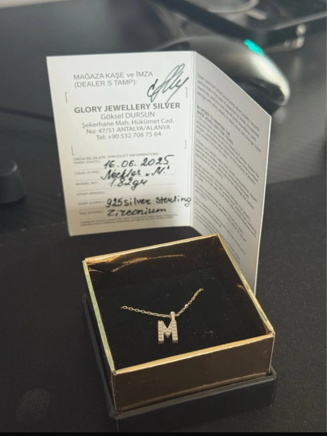 Halsband med M-berlock i silver