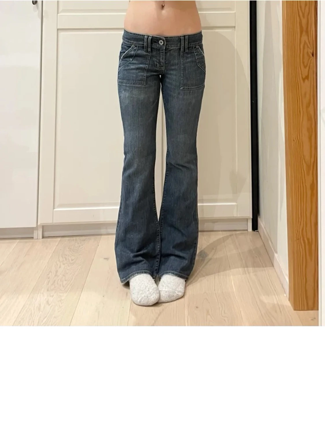 Mörkblå bootcut jeans med fickor