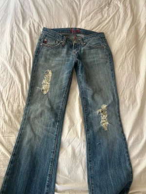 Miss Me Lågmidjade Jeans - Ett par assnygga lowrise MissMe Jeans i storlek 28. I bra skick! Ytterbenslängd: 94cm; Innerbenslängd: 71cm; Midjemått: 84cm. Jag är 166cm.