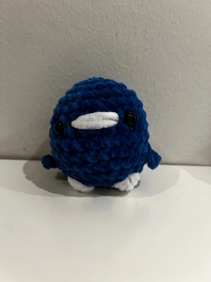 Blå anka  - Säljer en handvirkad liten anka i blått garn med vita detaljer på näbb och fötter samt svarta ögon. Perfekt present till någon som du gillar eller till dig själv. Materialet är mjukt, 8 cm hög och 6 cm bred. Pris går att diskutera.