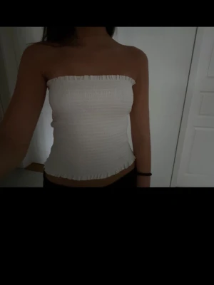 Tubtobb - Jättesöt vit tubtopp från h&m, aldrig använd, postar oftast samma dag eller dagen efter!