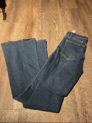 Blå raka jeans från Pull&Bear - Säljer ett par klassiska blå jeans från Pull&Bear i rak modell. Jeansen har fem fickor, normal midja och är tillverkade i ett slitstarkt denimtyg. Perfekta för dig som gillar en enkel och tidlös stil.