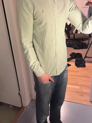Ralph Lauren Skjorta - Tja säljer nu en Ralph Lauren skjorta i storlek S o färgen grön/mint. Skjortan är i ett fint skick utan några tydliga defekter. Hör av dig vid frågor eller funderingar