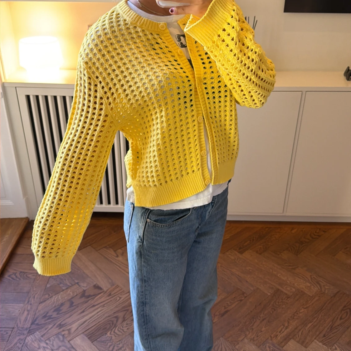 Gul stickad kofta med hålmönster - 1