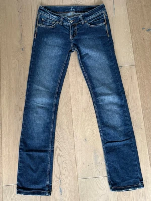 Slim fit jeans - Ett par riktigt snygga blå jeans som sitter superbra på! Slim fit-modell som ger en modern och stilren look – funkar lika bra till vardags som när du vill klä upp dig lite extra. 💙 Storlek: W28 / L32 Passform: Tajt men bekväm med stretch Detaljer: Klassisk 5-ficksmodell, snygg tvätt med lätt slitning och stilrena bakfickor Innerbenslängd: ca 70 cm Skick: Knappt använda, inga konstigheter, bara normalt slitage som gör dem ännu snyggare! Perfekta jeans som passar till allt