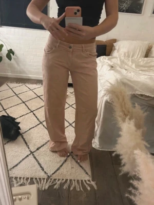 Ljusrosa raka jeans - Säljer ett par ljusrosa jeans med rak passform och klassisk femficksdesign. Jeansen har normal midja och stängs med knapp och dragkedja. Perfekta för dig som vill ha en soft och trendig look.💖