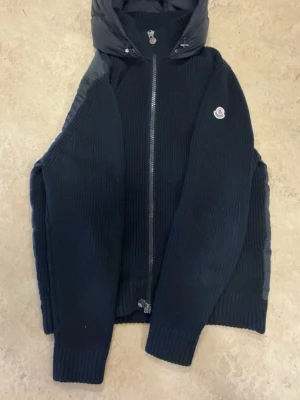 Moncler Cardigan  - Säljer nu min svarta Moncler cardigan som jag knappt använt, Jackan är storlek L, Vid fler frågor eller funderingar så är det bara o höra av sig