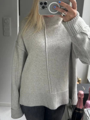 Ljusgrå stickad tröja - Otroligt fin stickad tröja från H&M, spar använt och är i mycket bra skick! Säljes då den inte kommer till så stor användning!🌸 95% Ull och 5% Kashmir! Kan mötas upp i centrala Stockholm!!🌸🌸