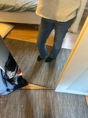Blå bootcut jeans med low waist från Gina tricot - Säljer ett par klassiska blå jeans med bootcut-modell och låg midja. Jeansen har fem fickor och stängs med dragkedja och knapp. Perfekta till en trendig och fin stil och passar till det mesta. Materialet är denim i bomull.
