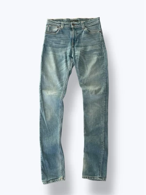 Nudie Jeans - Jag säljer ett par Nudie jeans i storlek W31 L34 men dom sitter typ som en W28 eller W29. Dom är i bra skick men det är en liten skada över en av fickorna. Annars ett par schyssta jeans😀 Skriv för frågor och funderingar.