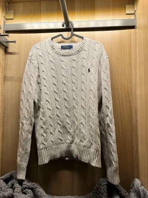 Polo Ralph lauren - Grå polo tröja i mycket bra skick. Pris går att diskuteras vid intresse 😊✅. Bara att höra av dig vid frågor.