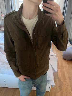 Mörkgrön fieldjacket  - Snygg grön jacka från Jack & Jones | Storlek M | Mycket bra skick✅|