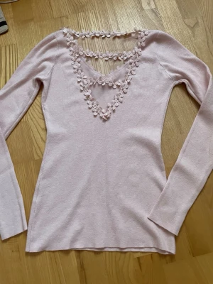 Söt tröja - Super söt tröja. Vet inte var den är från, lapparna är bortklippta. Men bra skick. Skulle säga storlek xs. Bara höra av dig om du har några frågor 🌸